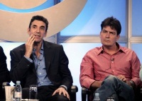 Charlie Sheen junto al productor Chuck Lorre (izquierda)